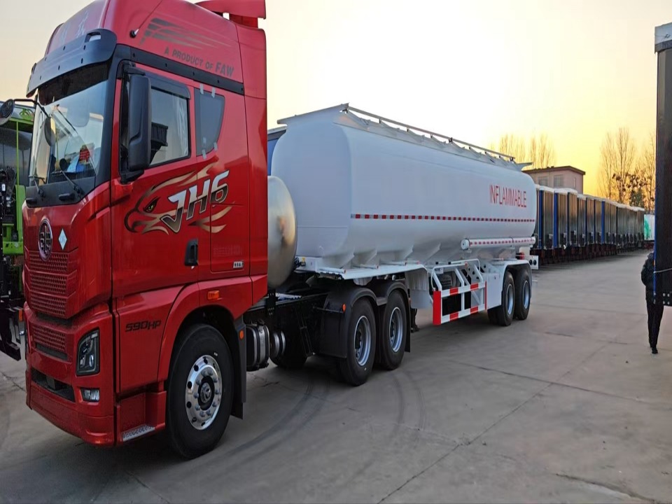Tank semi-semi kanthi tangki minyak 40,000 liter bakal dikirim menyang Guinea.