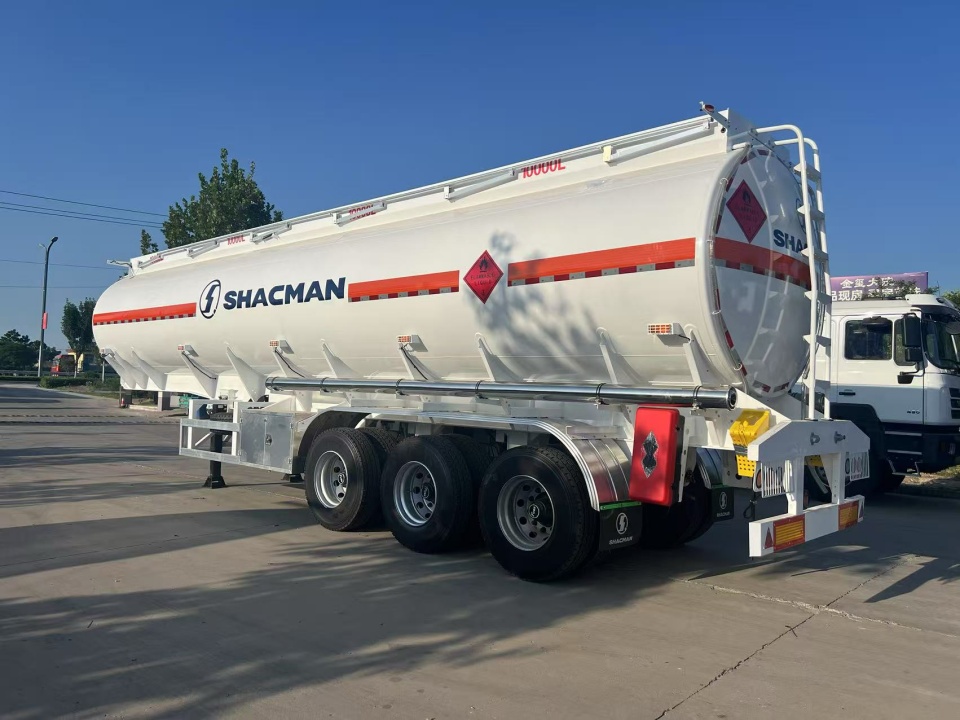 Loro trailer semi tank tank saka Darun kendaraan bakal dikirim menyang Mozambique
