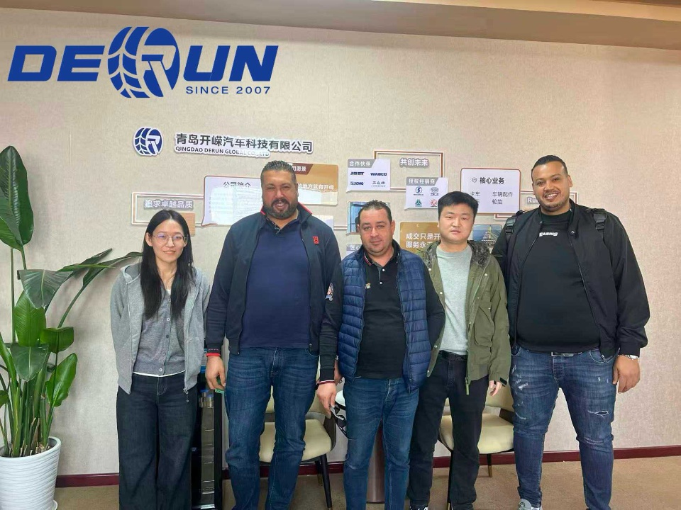 Pelanggan Algeria ngunjungi kendaraan Shandong Derun