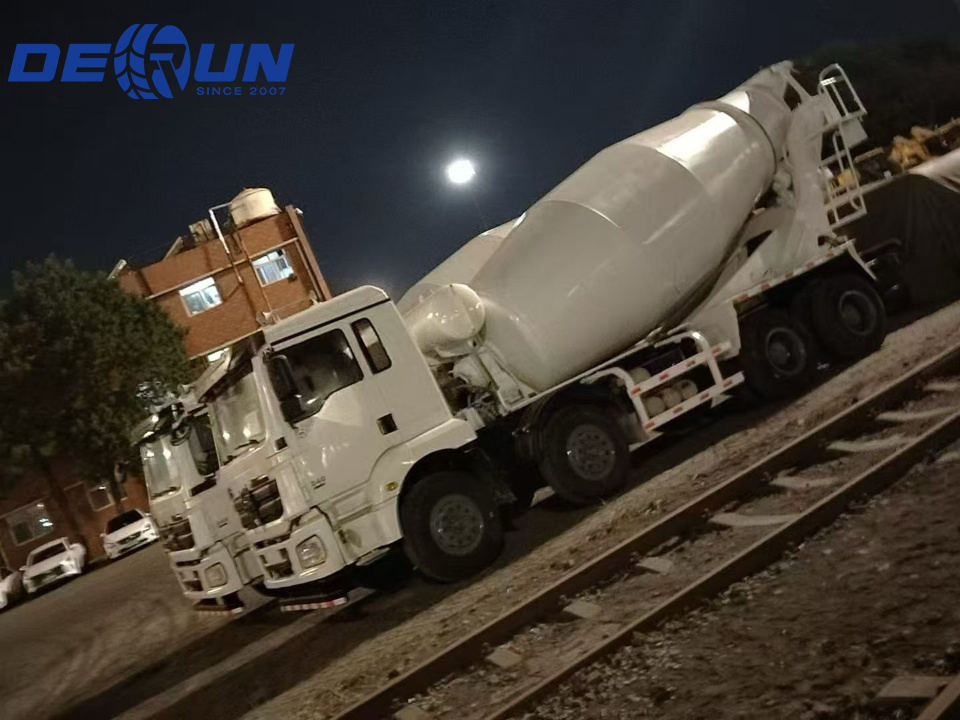 Loro truk mixer bakal dikirim menyang Gabon.