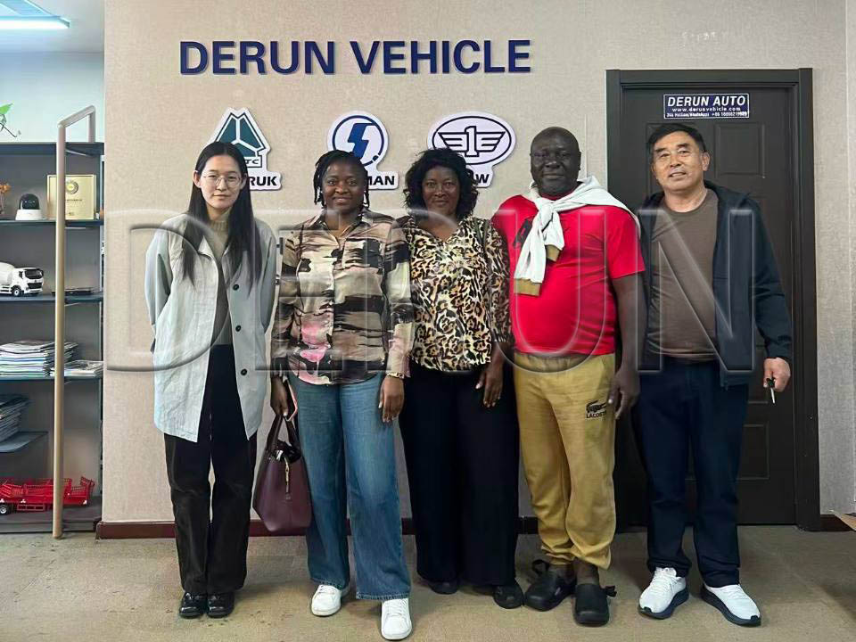 Klien saka Gabon Ngunjungi Derun Auto lan Tuku Lima Truk