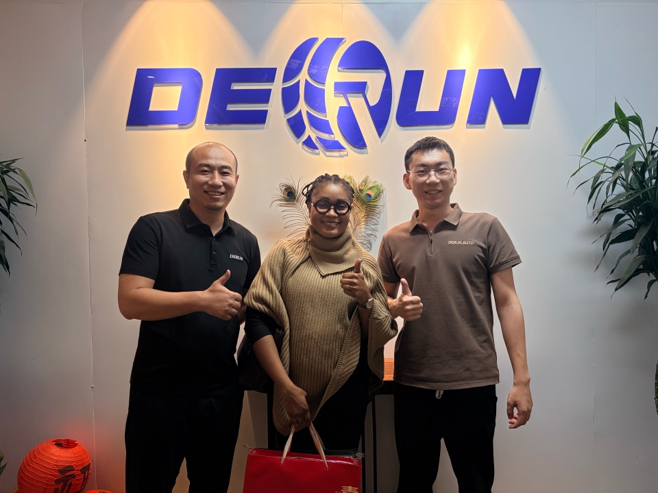 Klien Guinea Ngunjungi Derun lan Tandatangani Kontrak kanggo Truk Traktor 6x4 Sinotruk Howo lan Trailer